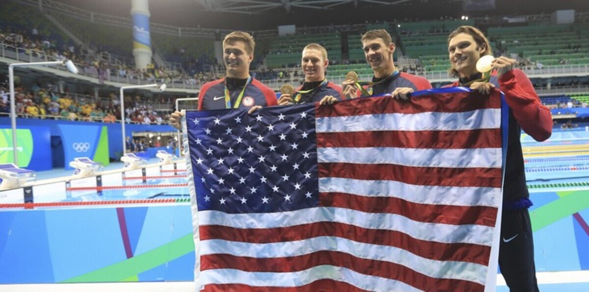 سباحون أمريكيون يتشاجرون مع أفراد أمن ويحطمون محطة وقود