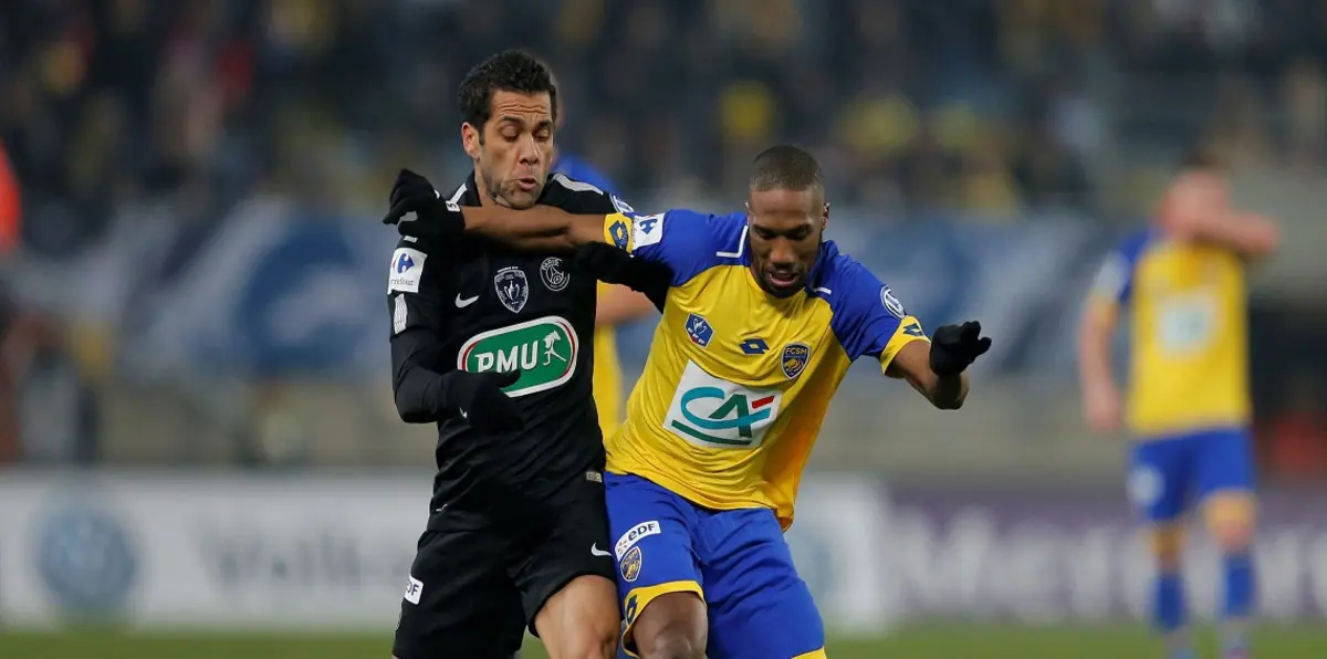 داني ألفيس يتقمص دور حارس المرمى في فوز باريس سان جيرمان على سوشو (فيديو)