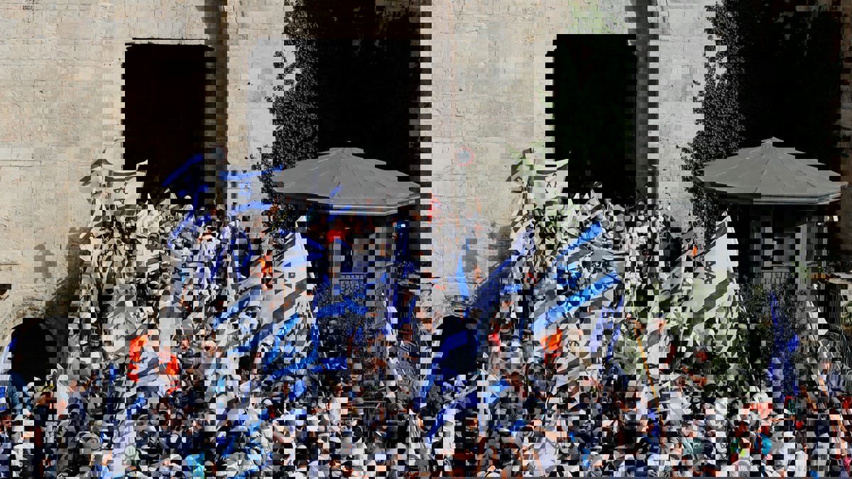 إصابة واعتقال عشرات الفلسطينيين.. "مسيرة الأعلام" تشعل القدس والضفة