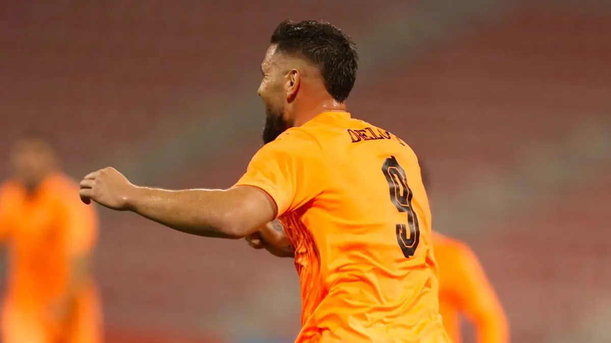 تطورات الحالة الصحية للجزائري أندي ديلور بعد سقوطه في مباراة أم صلال والعربي