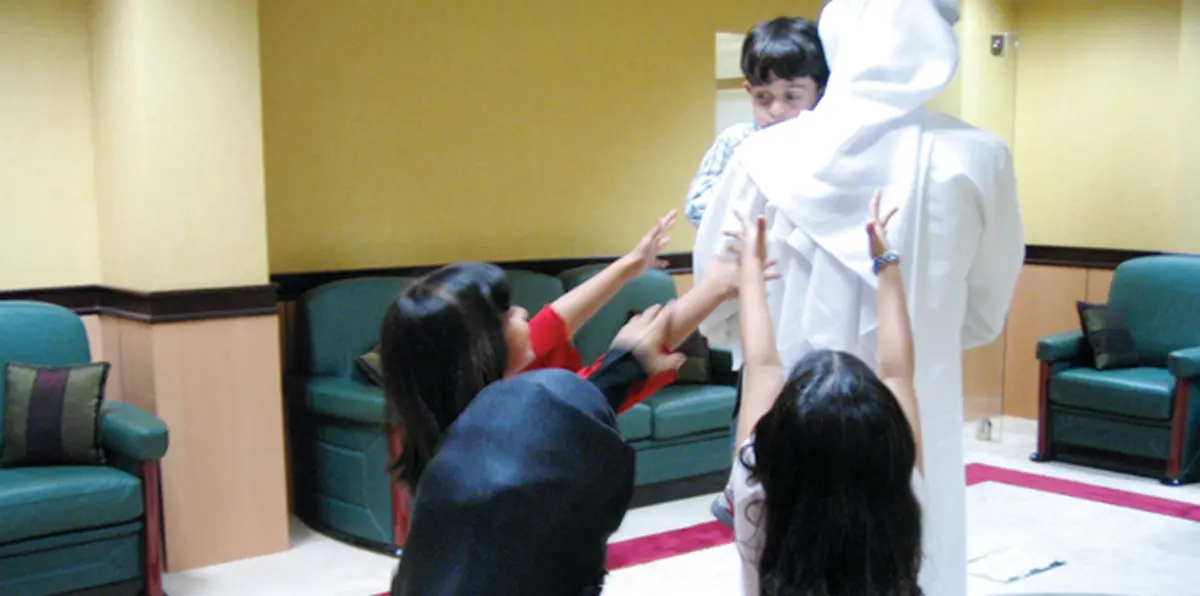 شاب في الإمارات يطلق زوجته لاحتسائها الكحول أمام أطفالهما