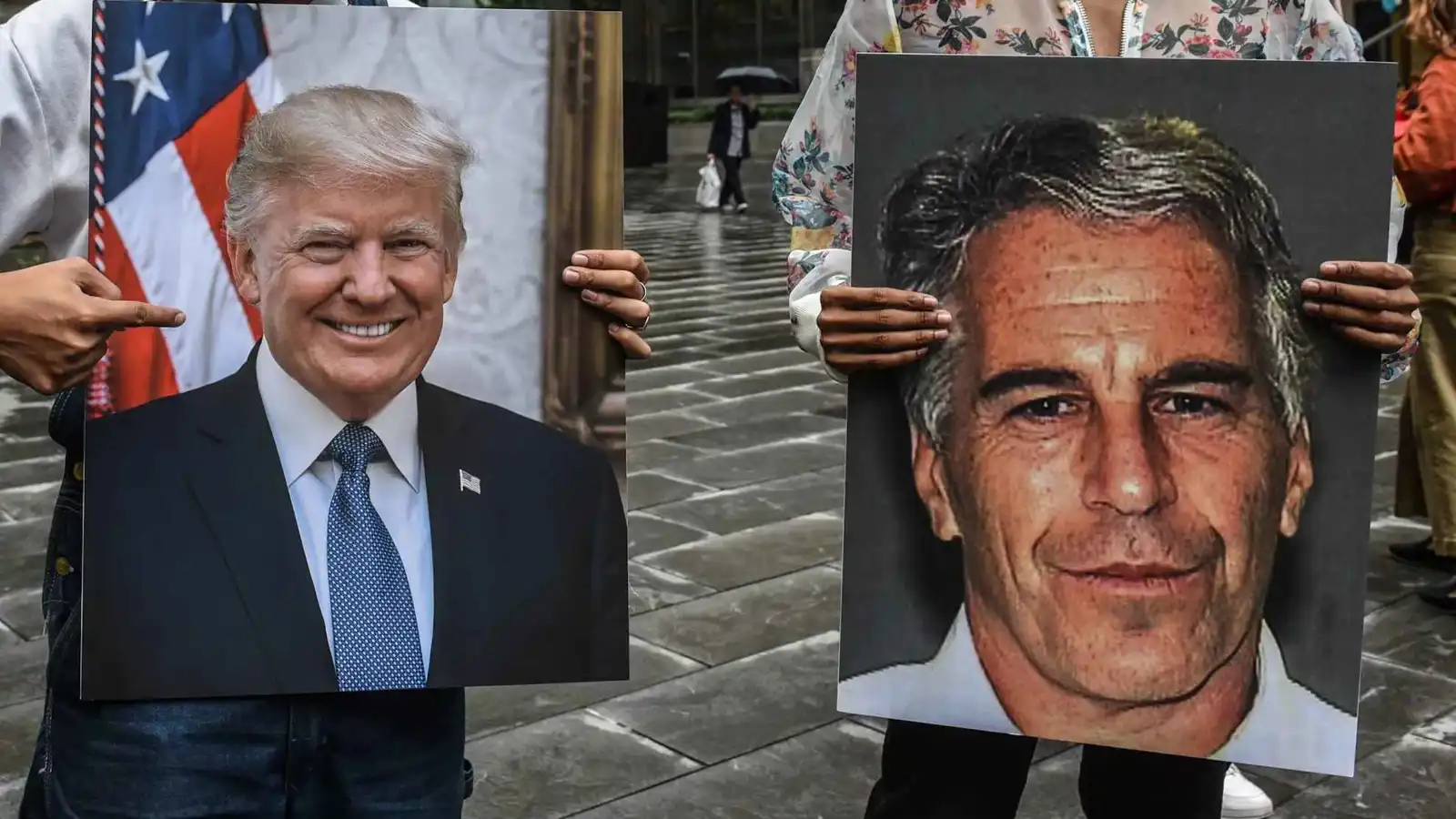 كواليس "الاستسلام".. مواجهة داخلية تُجبر ترامب على فتح "الصندوق الأسود" لإبستين