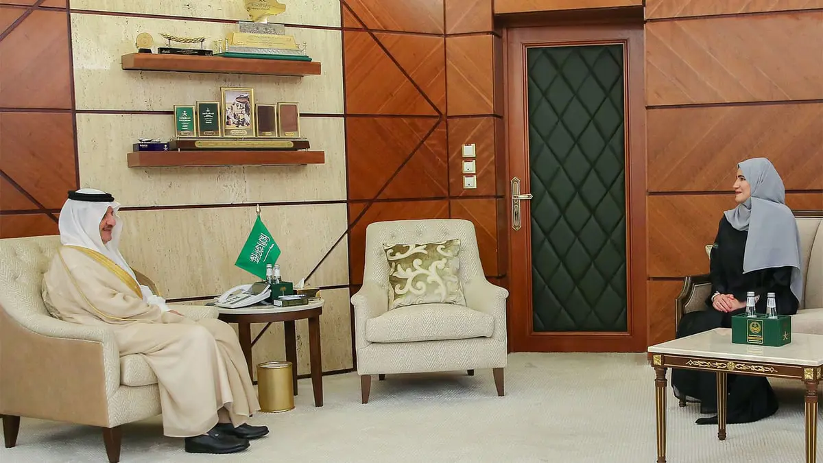 رقية عجاج.. احتفاء سعودي بمبتعثة كفيفة حققت "حلم الدكتوراة"