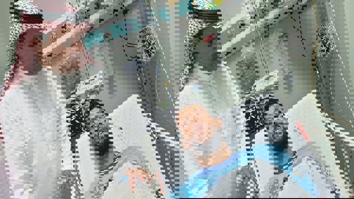 سعد ناطق يطمئن الجمهور على حالته الصحية بعد فقدانه الوعي خلال مباراة أبها والتعاون (فيديو)