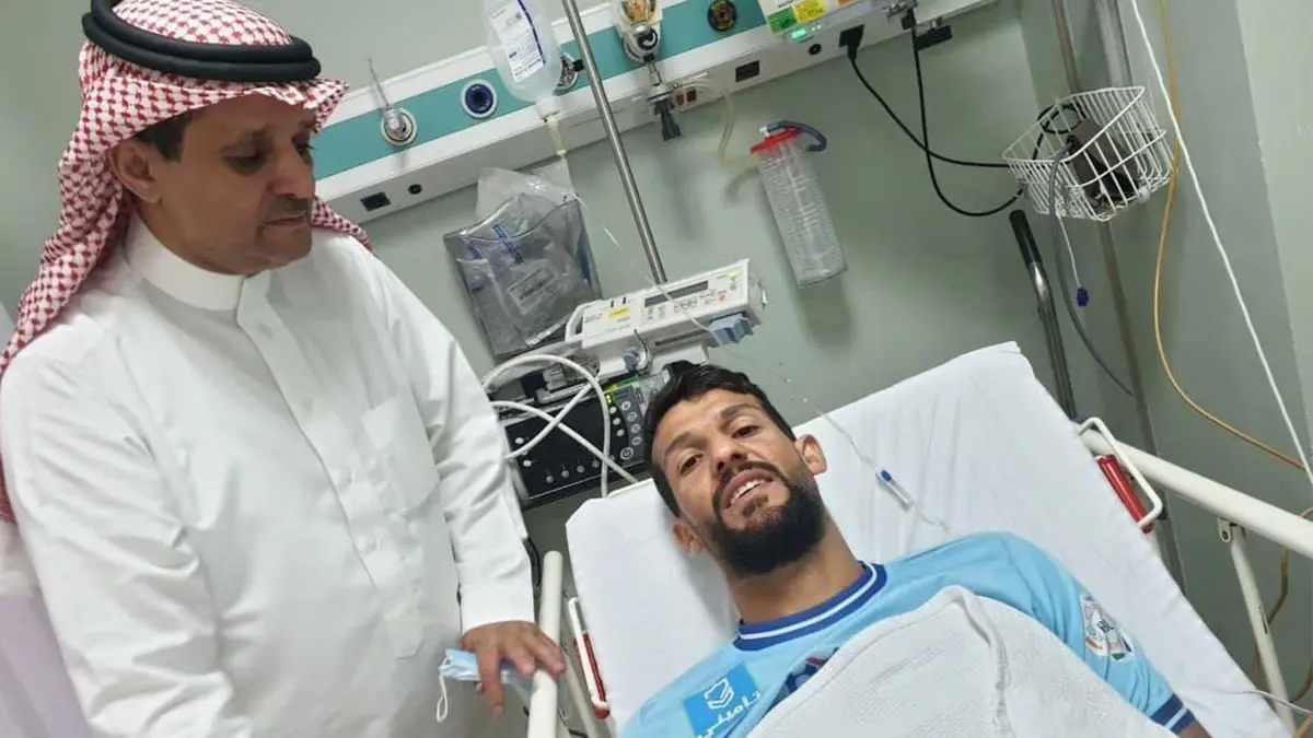 سعد ناطق يطمئن الجمهور على حالته الصحية بعد فقدانه الوعي خلال مباراة أبها والتعاون (فيديو)