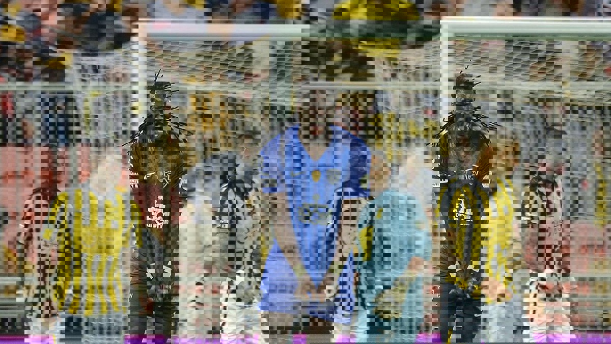 شاهد اشتباك اللاعبين والجماهير خلال مباراة الهلال والاتحاد بالدوري السعودي (فيديو)