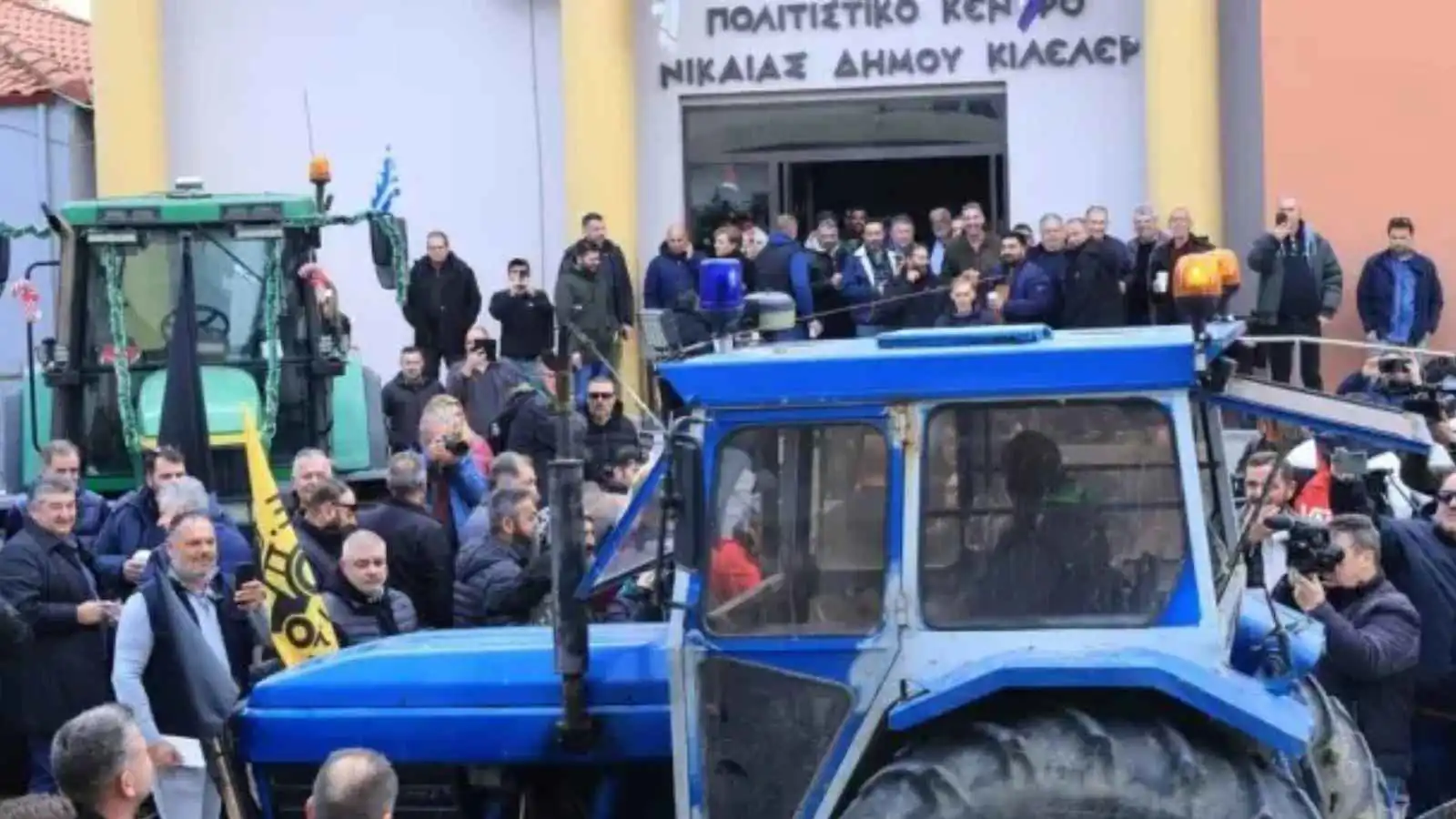 مع استمرار إغلاق الطرق.. بوادر انقسام بين المزارعين المحتجين في اليونان