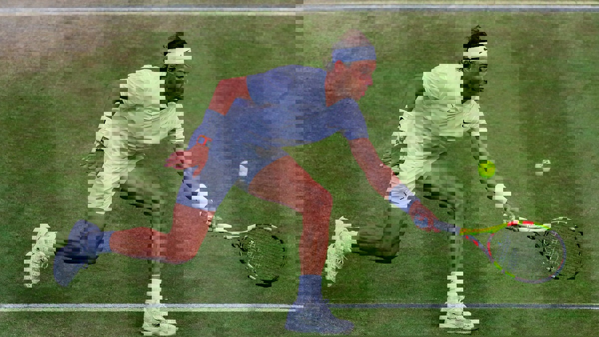 رفائيل نادال محبط بعد الخسارة أمام فيدرر في نصف نهائي بطولة ويمبلدون