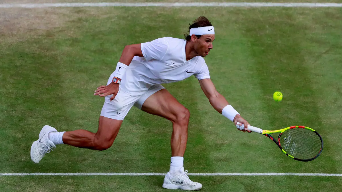 رفائيل نادال محبط بعد الخسارة أمام فيدرر في نصف نهائي بطولة ويمبلدون