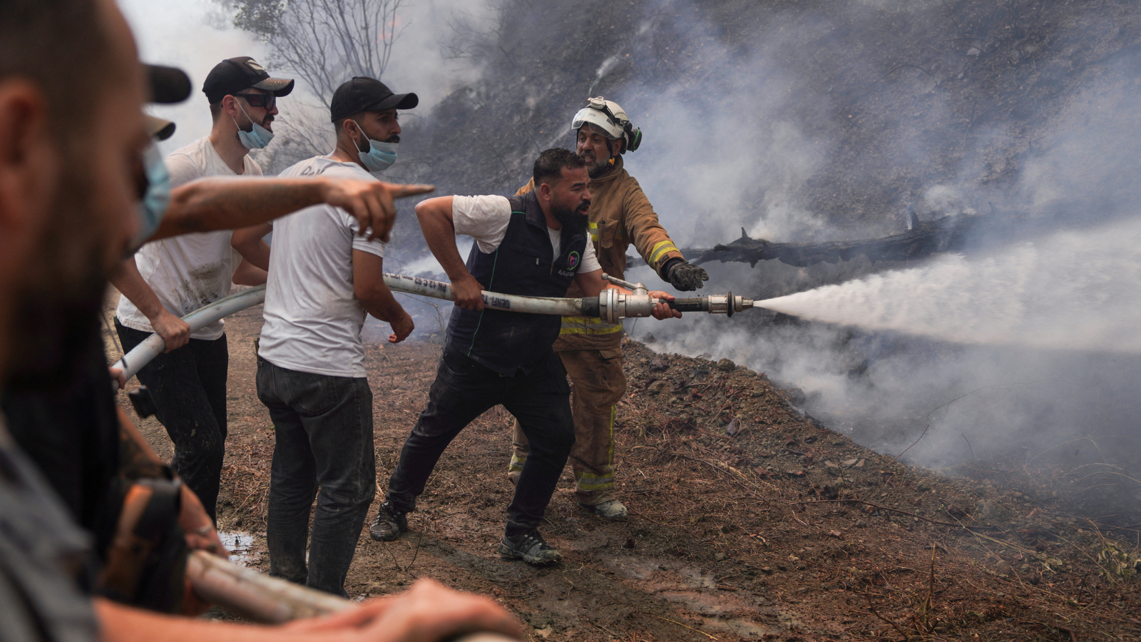 حرائق اللاذقية تقترب من منازل السوريين ومناشدات للتدخل العاجل (فيديو)
