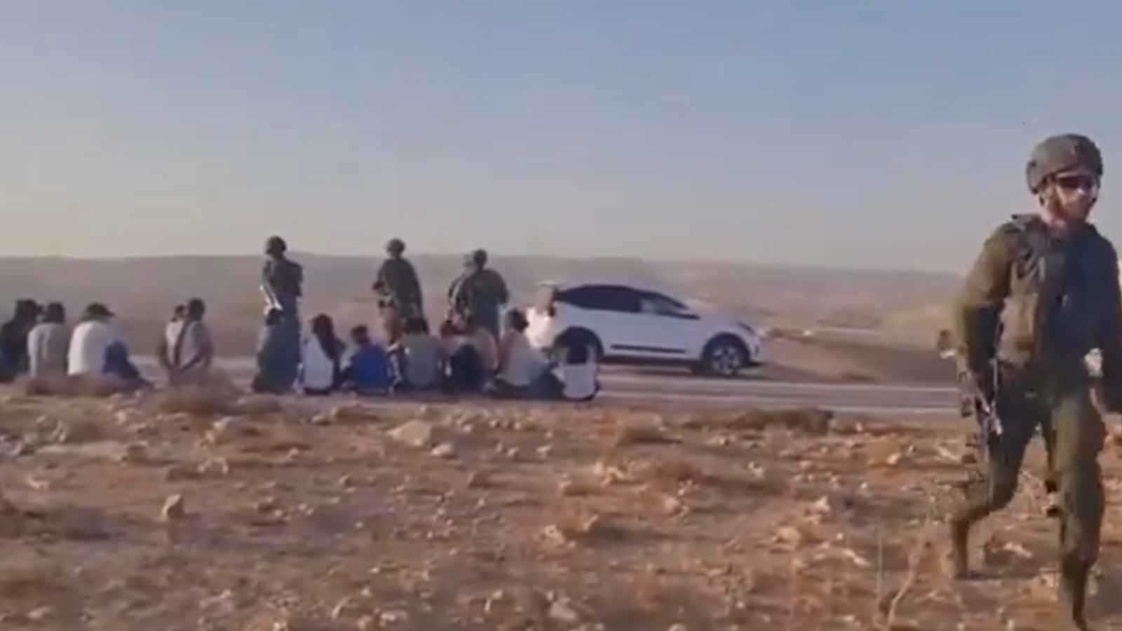 جنود إسرائيليون يحتجزون فلسطينياً في مخبز ويعتدون عليه بوحشية (فيديو)