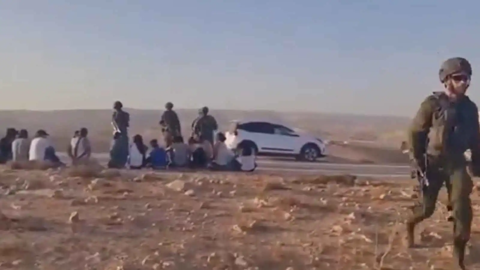 جنود إسرائيليون يحتجزون فلسطينياً في مخبز ويعتدون عليه بوحشية (فيديو)