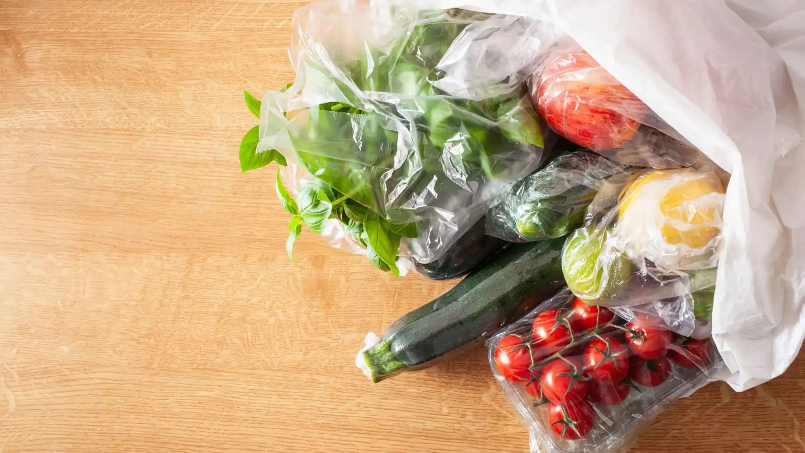 هل نستخدم أكياس الخضار البلاستيكية أم نتجنبها؟ الحقيقة قد تفاجئك