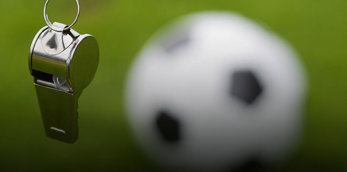 طاقم تحكيم مصري يتعرض لضرب مبرح في مباراة كرة قدم نسائية (فيديو)