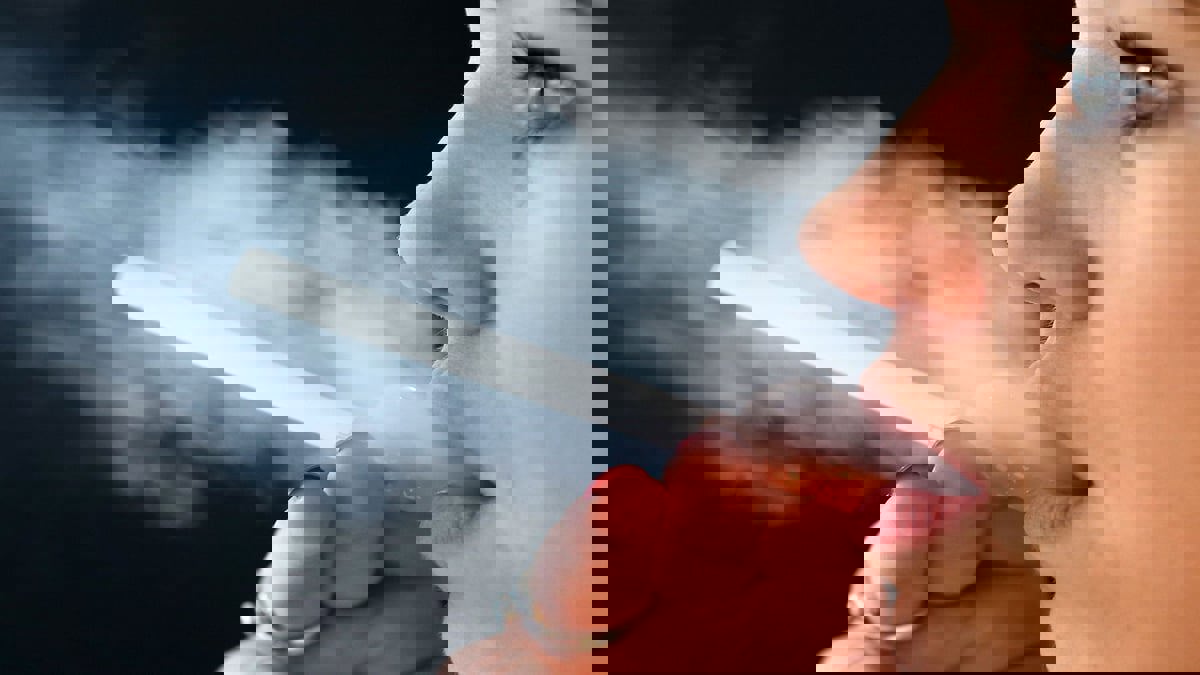 طبيب بريطاني: التدخين يدمر الحمض النووي