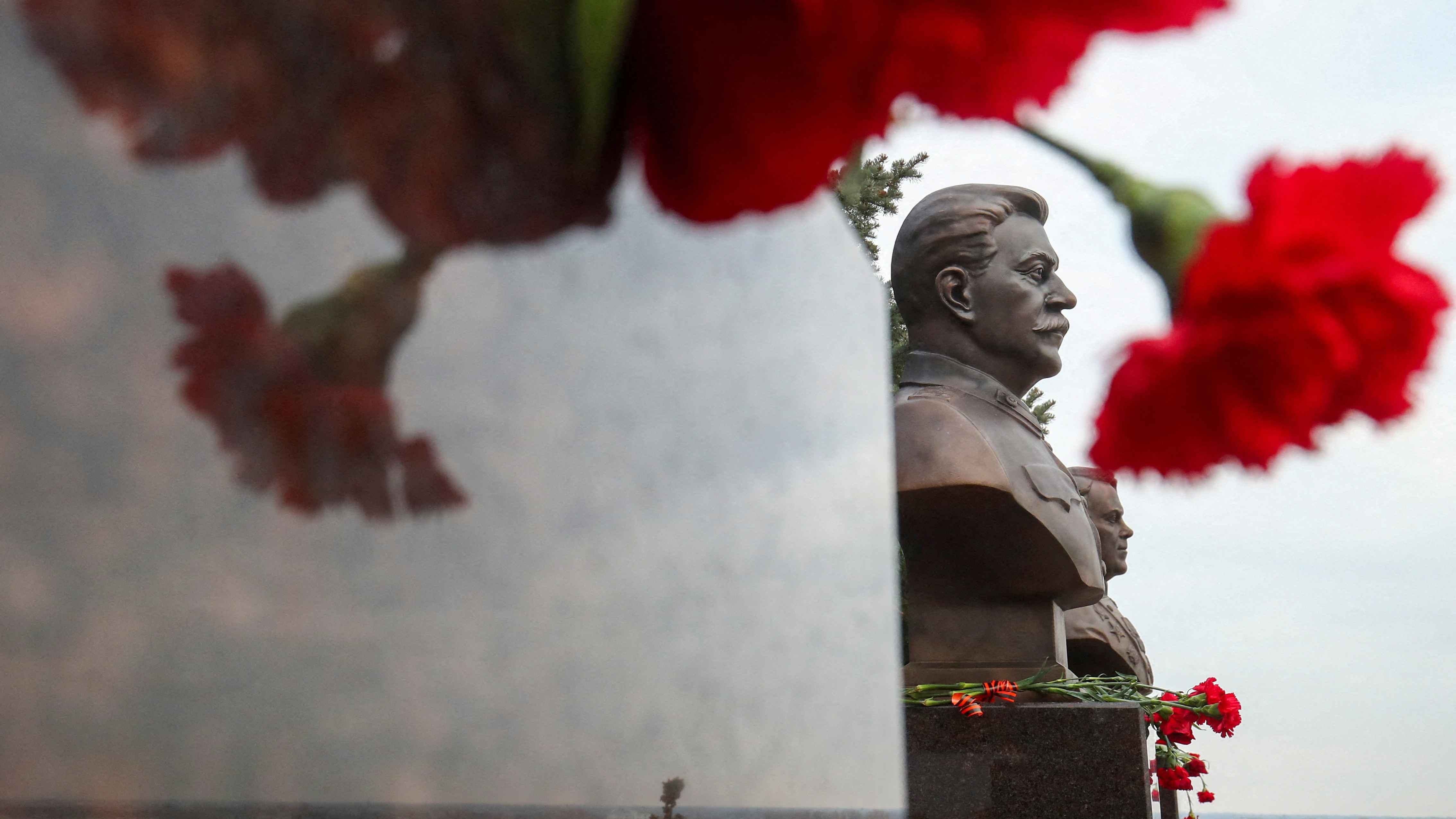 تخريب تمثال لستالين في حديقة روسية (فيديو)