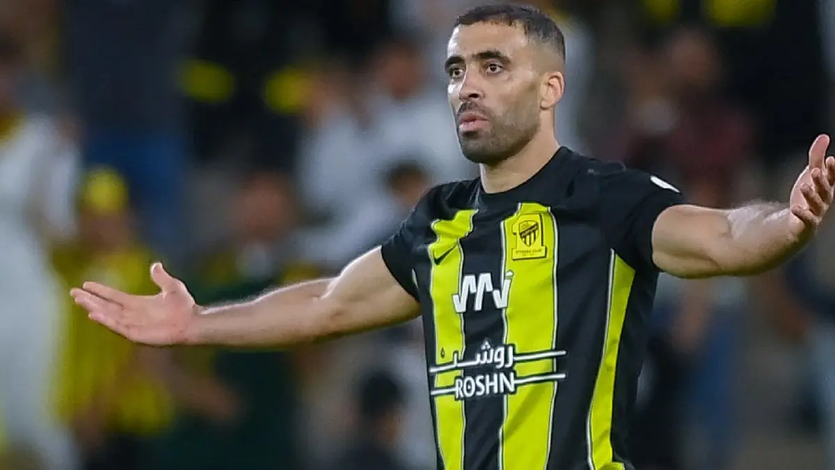 هدف عبدالرزاق حمدالله الرائع من قبل منتصف الملعب (فيديو)