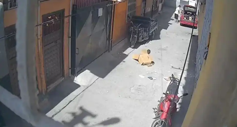 الطفل تحت صندوق الكرتون