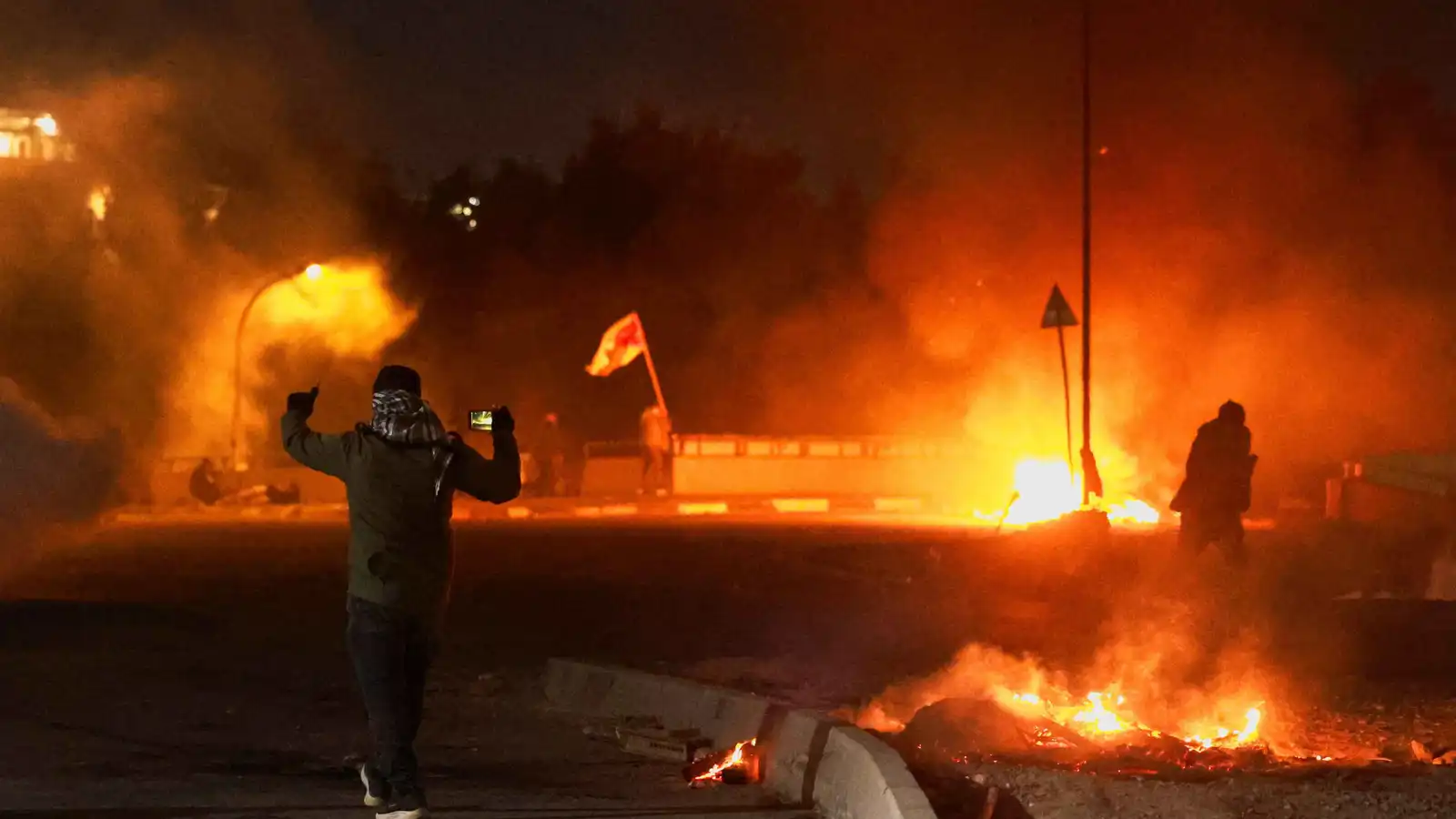 واشنطن تسحب موظفيها "غير الضروريين" من البحرين والعراق والأردن