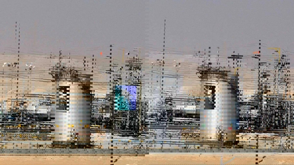 بلومبيرغ: أرامكو ترفع سعر نفطها الخفيف 1.50 دولار للبرميل لشهر سبتمبر