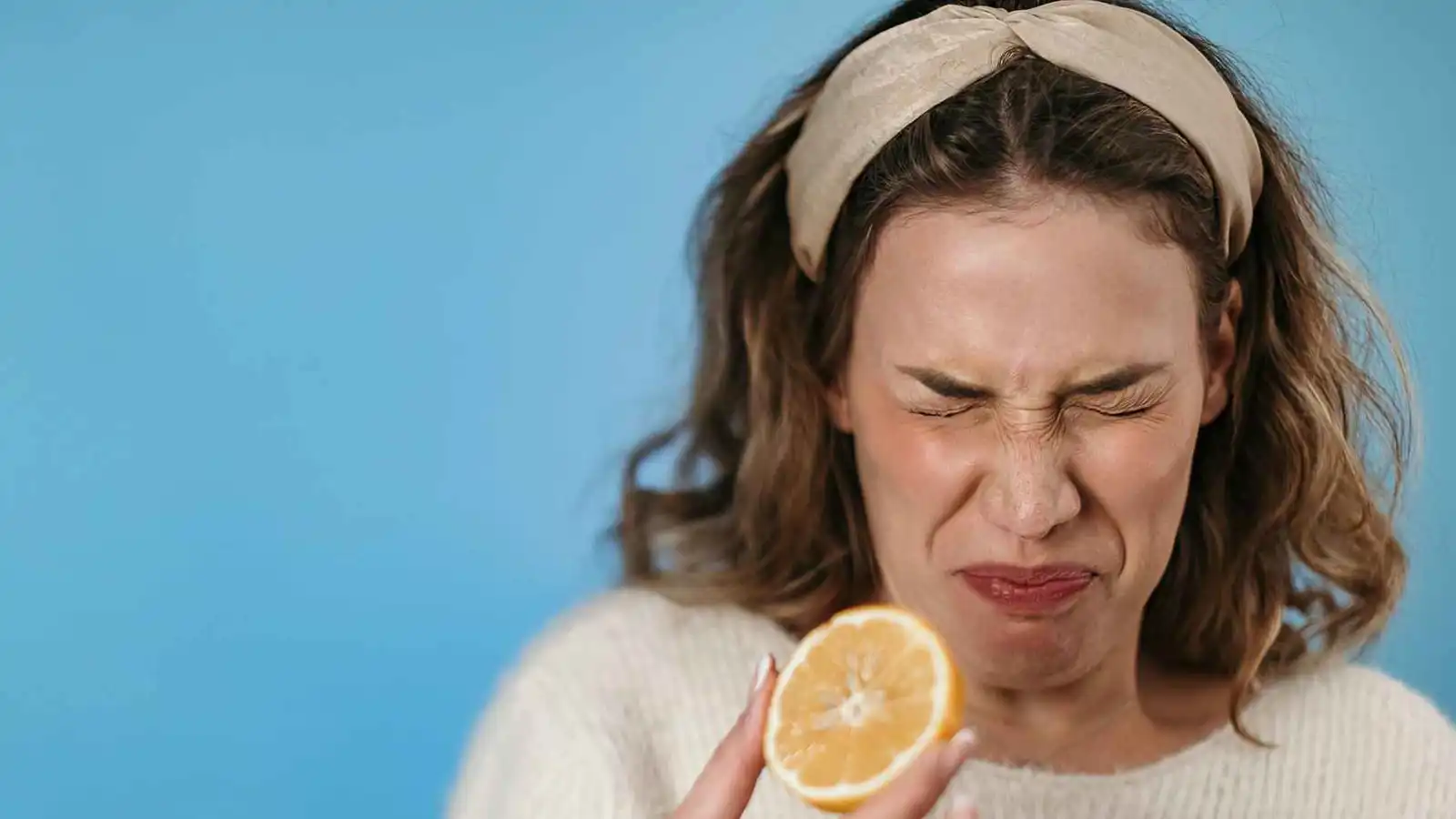 لماذا يصبح مذاق عصير البرتقال سيئا بعد تنظيف أسنانك؟