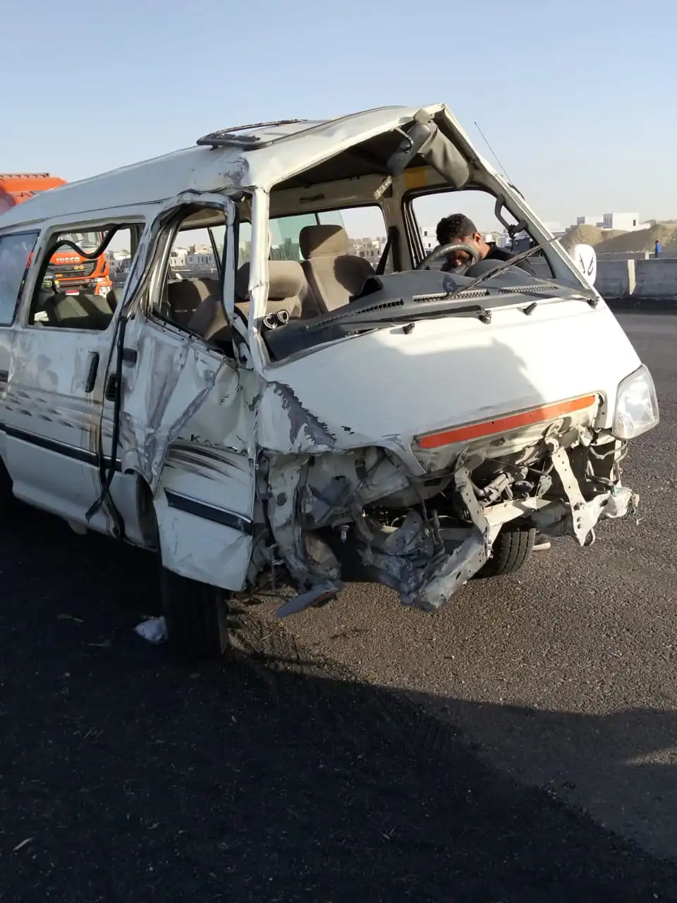 الحافلة الصغيرة التي تعرضت للحادث