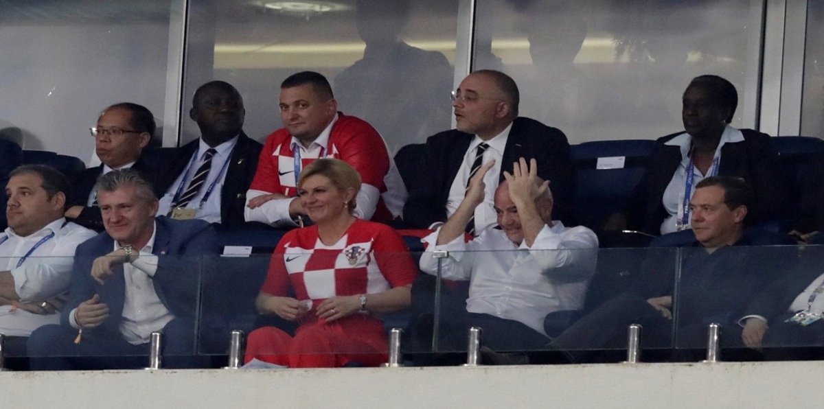 رئيسة كرواتيا تحتفل بجنون بعد الهدف الثاني لفريقها في روسيا (فيديو)