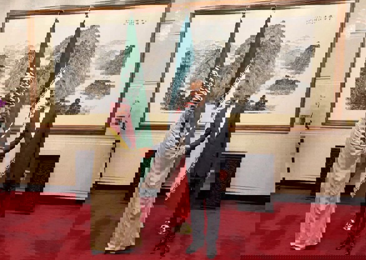 بالفيديو.. مصافحة تاريخية في بكين بين وزير خارجية السعودية  وإيران  