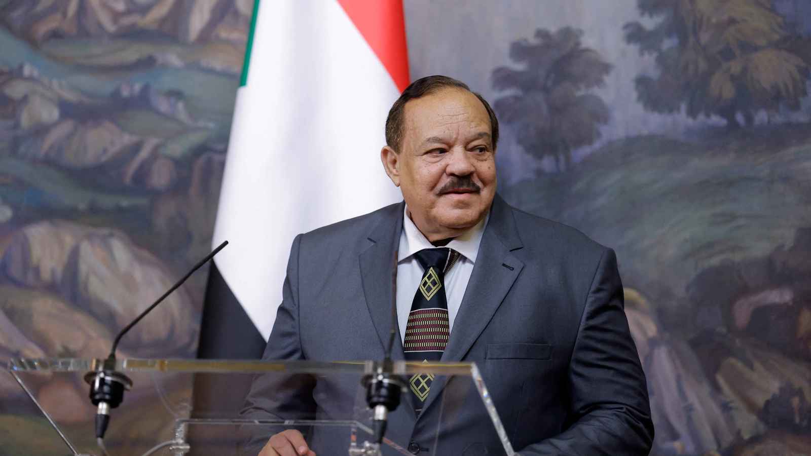 مسؤول سوداني في طهران.. هل يقايض البرهان السلاح بتوسيع نفوذ إيران؟