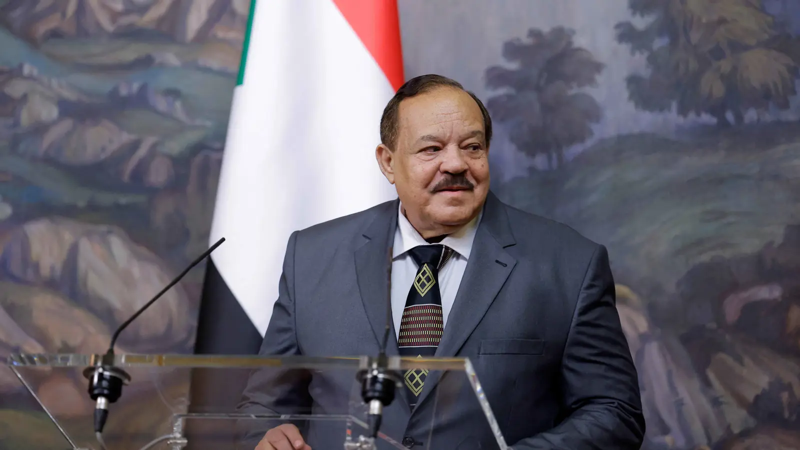 مسؤول سوداني في طهران.. هل يقايض البرهان السلاح بتوسيع نفوذ إيران؟