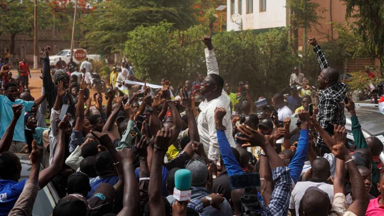 المجلس العسكري في مالي يعلن حل الأحزاب السياسية.. ماذا بعد؟