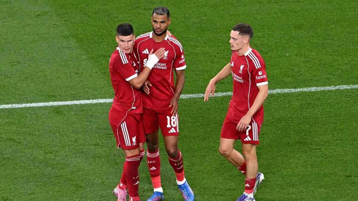 يجب ألّا يكون أساسيا.. جمهور ليفربول يشن هجوما على نجم الفريق 