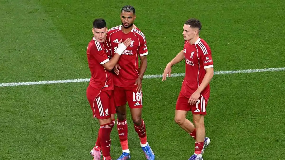 يجب ألّا يكون أساسيا.. جمهور ليفربول يشن هجوما على نجم الفريق