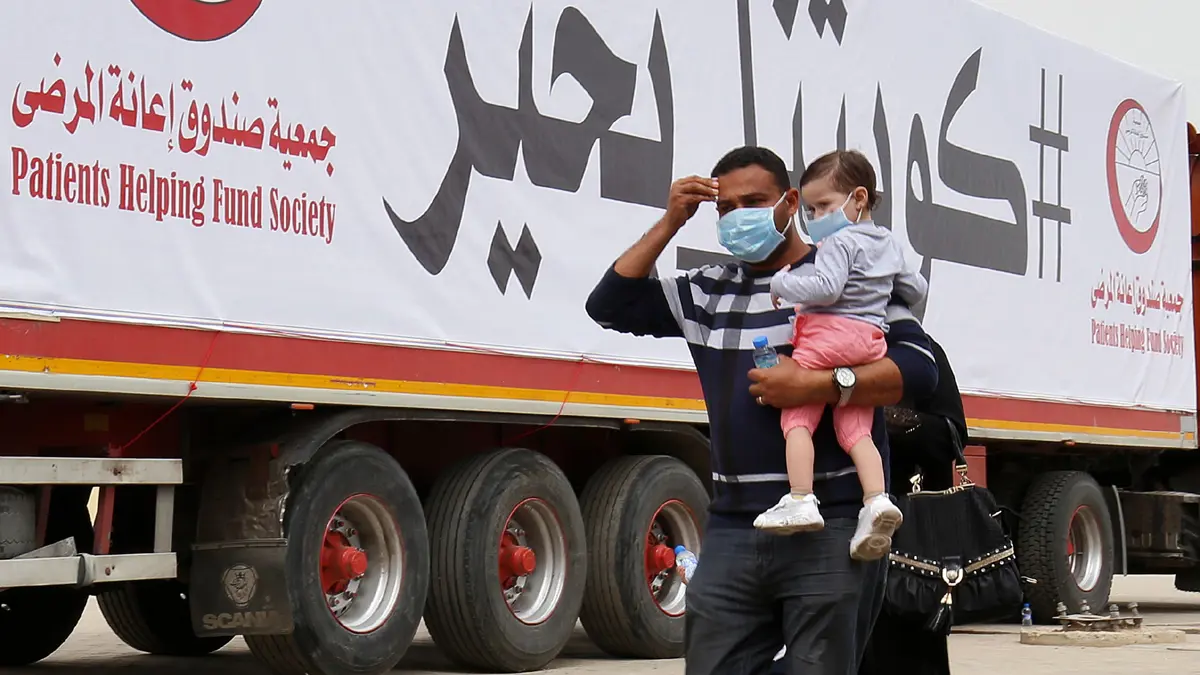 بالفيديو.. نقل مصابين بكورونا من إحدى العمارات السكنية في الكويت