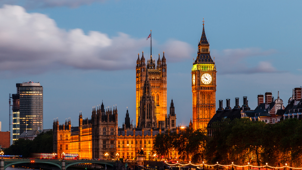 شاهد.. ثعلب يتجول بأروقة البرلمان البريطاني