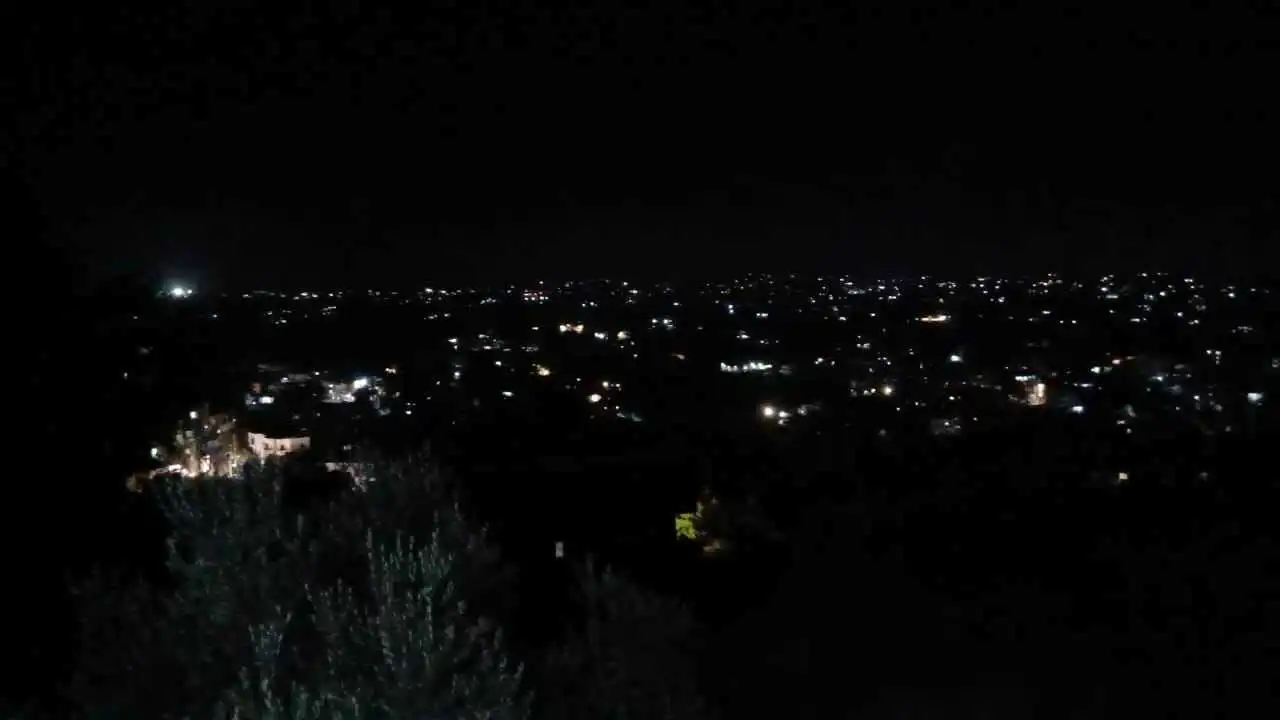 4 إصابات في الغارة الإسرائيلية على بلدة حاروف جنوبي لبنان (فيديو)