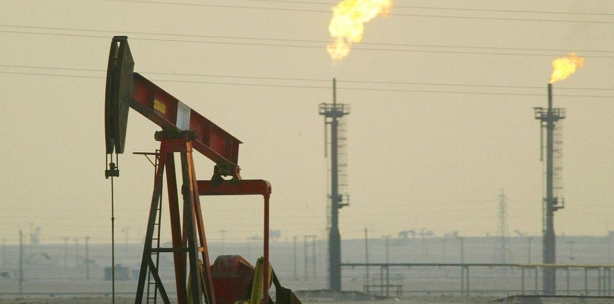 النفط يرتفع مع هبوط الدولار واقتراب إعصار "هارفي" من أمريكا