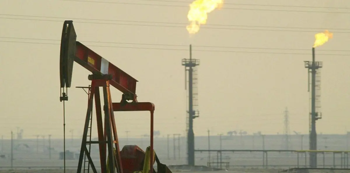 النفط يرتفع مع هبوط الدولار واقتراب إعصار "هارفي" من أمريكا