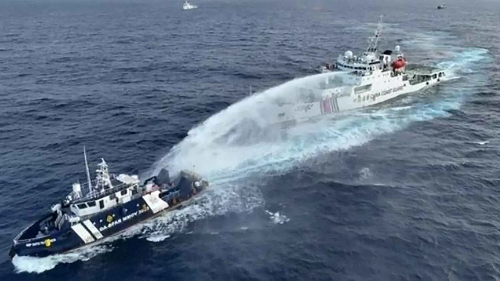 تعرض سفينة فلبينية لهجوم.. توتر في بحر الصين الجنوبي