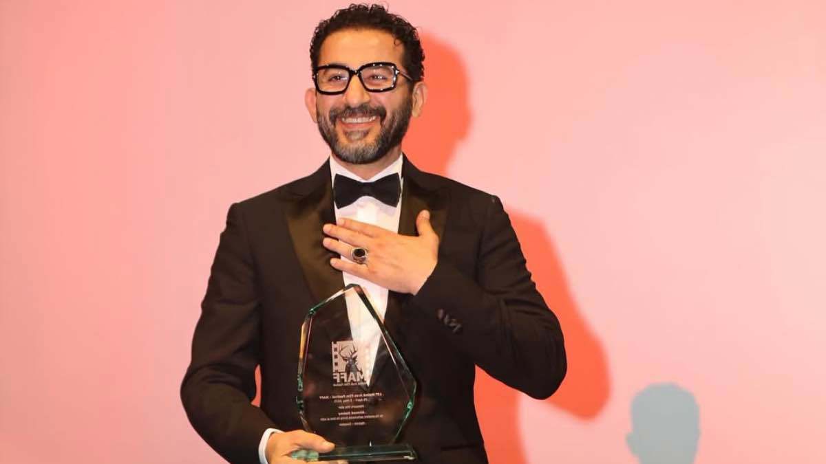 بعد تكريمه في "مالمو".. لمن قدم أحمد حلمي جائزته؟