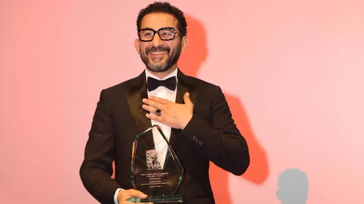 بعد تكريمه في "مالمو".. لمن قدم أحمد حلمي جائزته؟