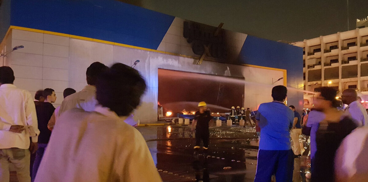 السعودية.. حريق ضخم بمركز تجاري في شارع التحلية بجدة (صور وفيديو)