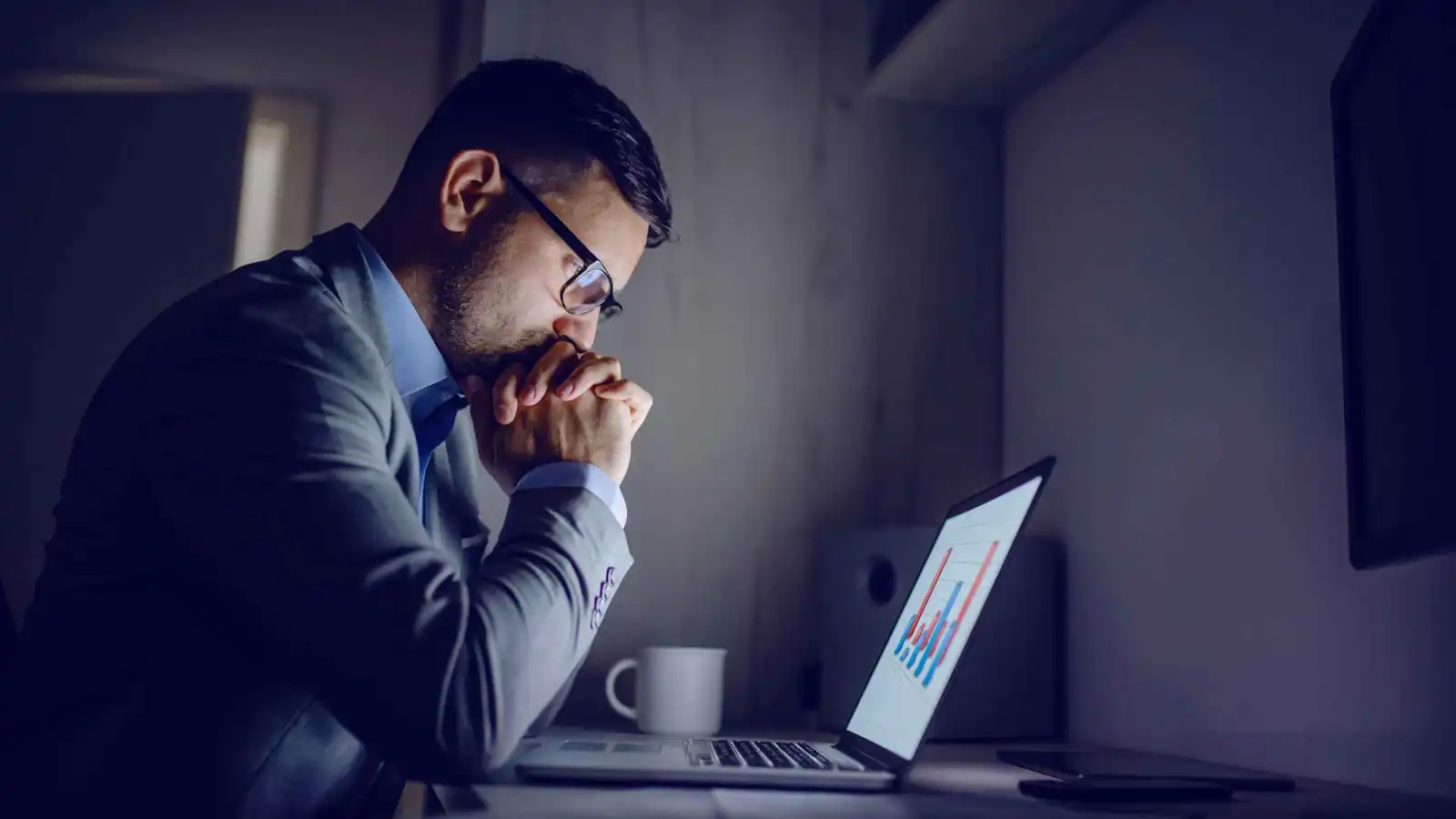 كل 5 سنوات من العمل الليلي قد تكلّفك عاماً من عمرك