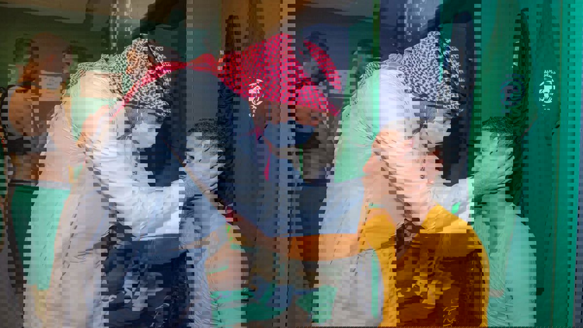 وزير الرياضة يدعم فواز القرني بعد مباراة السعودية والصين (فيديو)