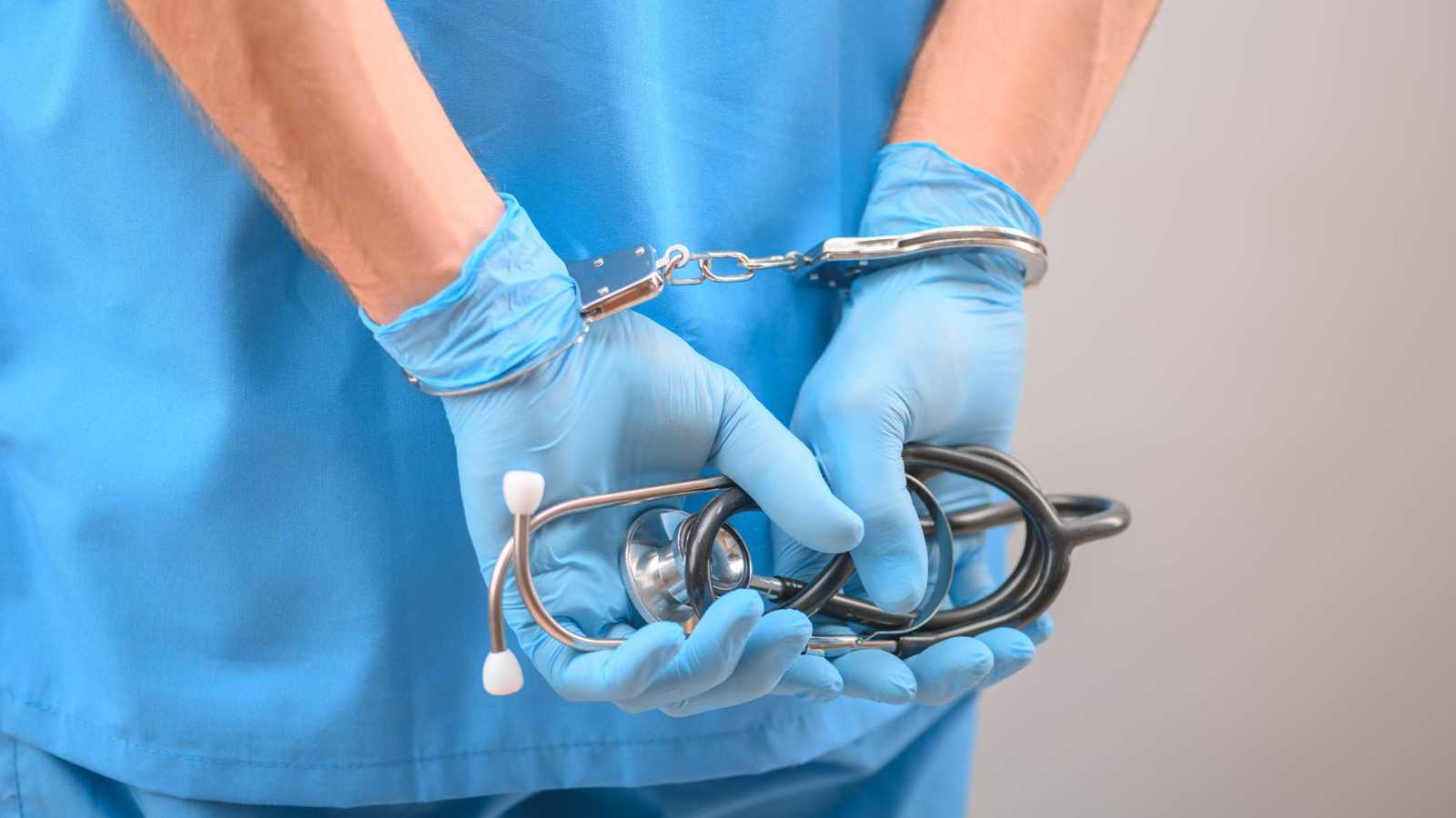 ابتز عشرات الطلاب والنساء.. السجن ليمني انتحل صفة طبيبة بريطانية