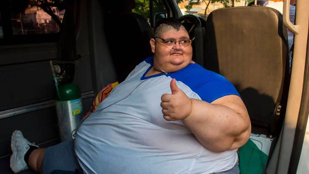 وفاة أضخم رجل في العالم عن 41 عاما (صور)