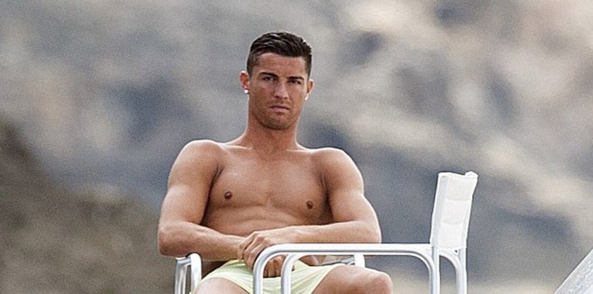 والدة رونالدو تأخذ مكان صديقته ببكيني وردي (صور)