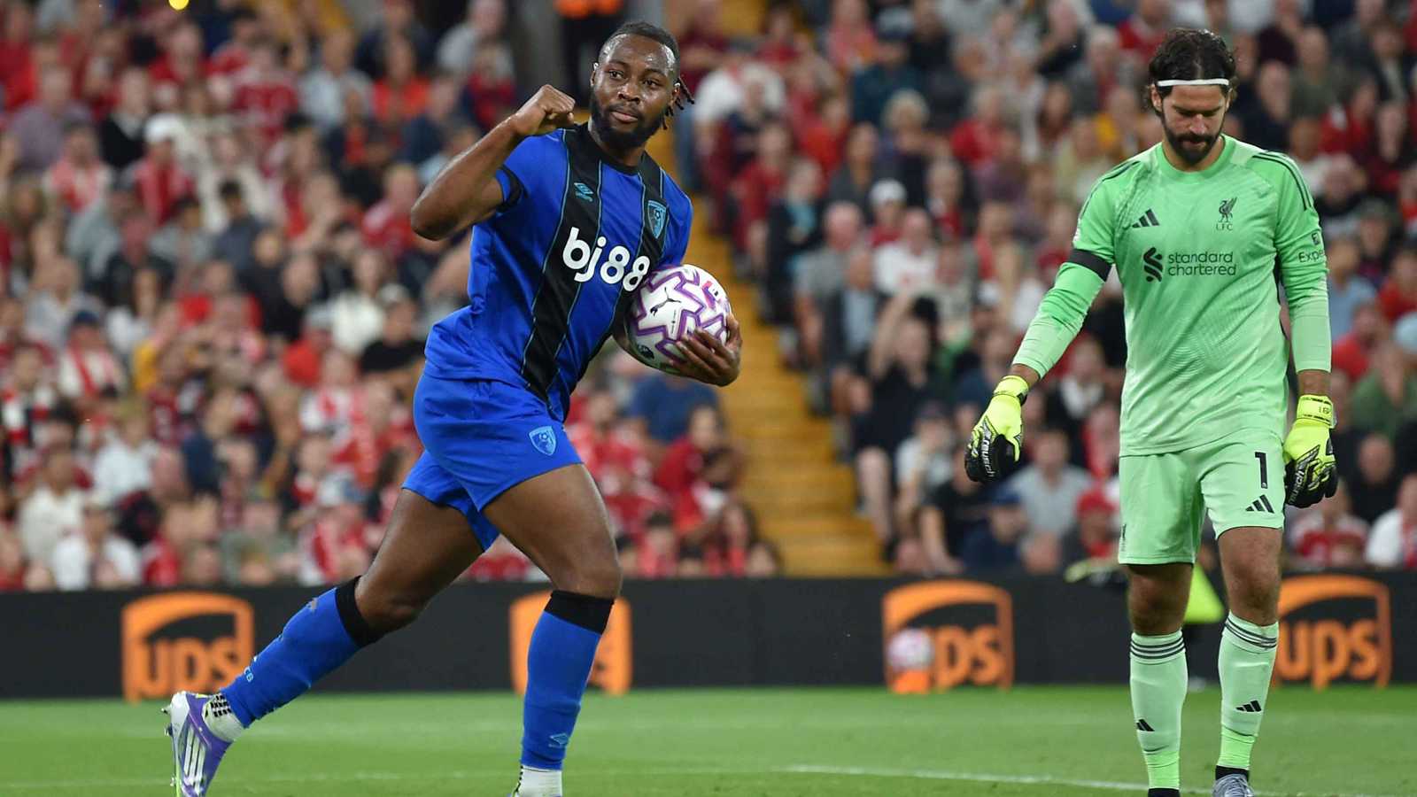 رابطة الدوري الإنجليزي تهدد جماهير ليفربول بعقوبة بعد إساءات عنصرية لنجم بورنموث