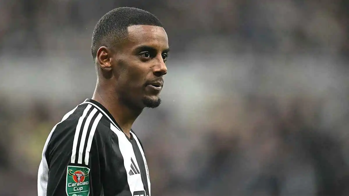 رغم رفض أوسيمين.. سر موافقة إيزاك على اللعب لنادي الهلال