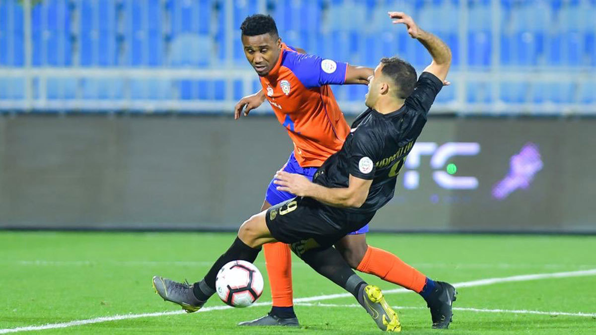 مباراة النصر والفيحاء.. المدرب نور الدين زكري ينفعل بغرابة على عبدالرحمن العبيد لاعب العالمي (فيديو)